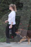 PEOPLE - Schwangere Amanda Seyfried geht mit ihrem Hund spazieren