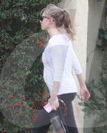 PEOPLE - Schwangere Amanda Seyfried geht mit ihrem Hund spazieren
