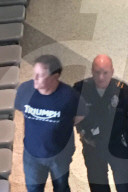 EXKLUSIV - "Beverly Hills Cop" Judge Reinhold am Flughafen verhaftet