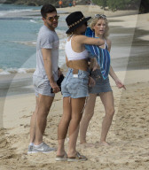 PEOPLE - Lottie Moss und Alex Mytton machen Ferien auf Barbados