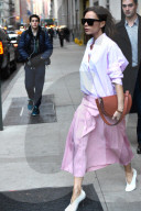 PEOPLE - Pretty in pink: Victoria Beckham verlässt das Hotel in New York
