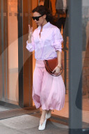 PEOPLE - Pretty in pink: Victoria Beckham verlässt das Hotel in New York