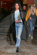 PEOPLE - Kourtney Kardashian im Samtmantel unterwegs