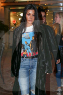 PEOPLE - Kourtney Kardashian im Samtmantel unterwegs