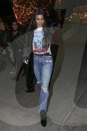 PEOPLE - Kourtney Kardashian im Samtmantel unterwegs