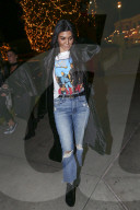 PEOPLE - Kourtney Kardashian im Samtmantel unterwegs