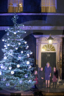 NEWS - London: Theresa May erleuchtet den Christbaum vor Downing Street 10