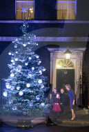 NEWS - London: Theresa May erleuchtet den Christbaum vor Downing Street 10