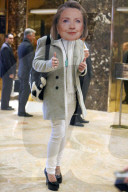NEWS - New York: Bescher mit "Hillary"-Maske im Trump Tower