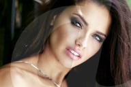 PEOPLE - Adriana Lima wirbt für Mayebelline