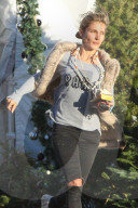 PEOPLE - Elsa Pataky kauft einen Weihnachtsbaum