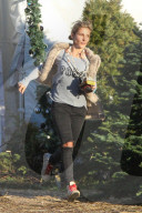 PEOPLE - Elsa Pataky kauft einen Weihnachtsbaum