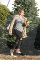 PEOPLE - Elsa Pataky kauft einen Weihnachtsbaum