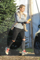 PEOPLE - Elsa Pataky kauft einen Weihnachtsbaum