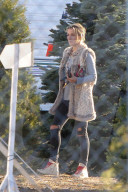 PEOPLE - Elsa Pataky kauft einen Weihnachtsbaum