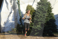 PEOPLE - Elsa Pataky kauft einen Weihnachtsbaum