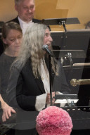 NEWS - Patti Smith singt an der Nobelpreis-Verleihung und vergisst den Text