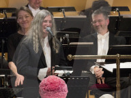 NEWS - Patti Smith singt an der Nobelpreis-Verleihung und vergisst den Text