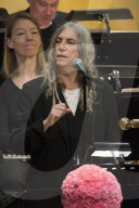 NEWS - Patti Smith singt an der Nobelpreis-Verleihung und vergisst den Text