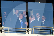 NEWS - Donald Trump sitzt auf der Tribüne bei den Army Navy Spielen