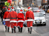 FEATURE - Viele Santas unterwegs an der Santacon Feier in New York