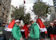FEATURE - Viele Santas unterwegs an der Santacon Feier in New York
