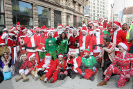 FEATURE - Viele Santas unterwegs an der Santacon Feier in New York