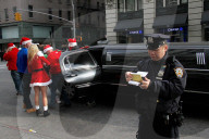 FEATURE - Viele Santas unterwegs an der Santacon Feier in New York