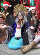 FEATURE - Viele Santas unterwegs an der Santacon Feier in New York