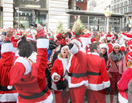 FEATURE - Viele Santas unterwegs an der Santacon Feier in New York
