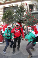 FEATURE - Viele Santas unterwegs an der Santacon Feier in New York