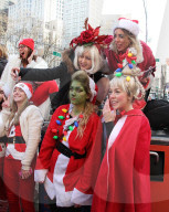 FEATURE - Viele Santas unterwegs an der Santacon Feier in New York