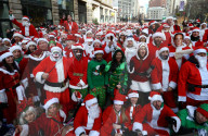 FEATURE - Viele Santas unterwegs an der Santacon Feier in New York