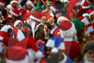 FEATURE - Viele Santas unterwegs an der Santacon Feier in New York