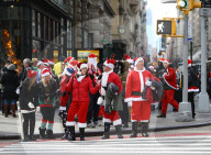 FEATURE - Viele Santas unterwegs an der Santacon Feier in New York
