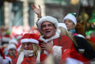 FEATURE - Viele Santas unterwegs an der Santacon Feier in New York