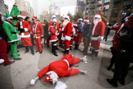 FEATURE - Viele Santas unterwegs an der Santacon Feier in New York