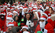 FEATURE - Viele Santas unterwegs an der Santacon Feier in New York