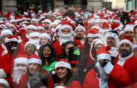 FEATURE - Viele Santas unterwegs an der Santacon Feier in New York