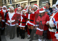 FEATURE - Viele Santas unterwegs an der Santacon Feier in New York
