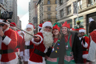 FEATURE - Viele Santas unterwegs an der Santacon Feier in New York