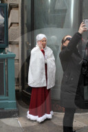 FEATURE - Viele Santas unterwegs an der Santacon Feier in New York