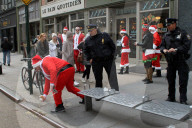 FEATURE - Viele Santas unterwegs an der Santacon Feier in New York