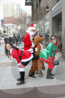FEATURE - Viele Santas unterwegs an der Santacon Feier in New York