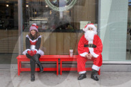 FEATURE - Viele Santas unterwegs an der Santacon Feier in New York