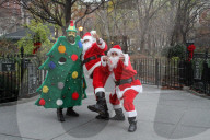 FEATURE - Viele Santas unterwegs an der Santacon Feier in New York