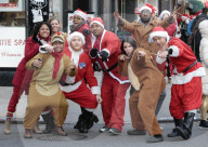 FEATURE - Viele Santas unterwegs an der Santacon Feier in New York