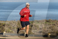 PEOPLE - Matthew McConaughey joggt am Meer entlang