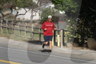 PEOPLE - Matthew McConaughey joggt am Meer entlang