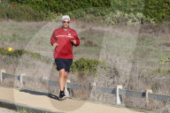 PEOPLE - Matthew McConaughey joggt am Meer entlang